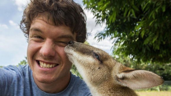 Bărbatul-maestru al selfie-urilor cu animale. Îşi face cele mai amuzante poze cu necuvântătoarele - Galerie foto