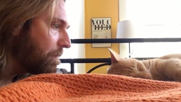 Cea mai zgomotoasă răzbunare: ce i-a făcut un bărbat pisicii lui, care îl trezeşte în fiecare dimineaţă la 4. VIDEO super haios