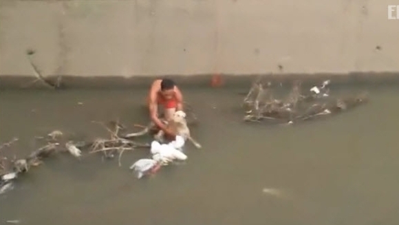 A intrat într-un canal plin cu noroi, pentru a salva un câine - VIDEO