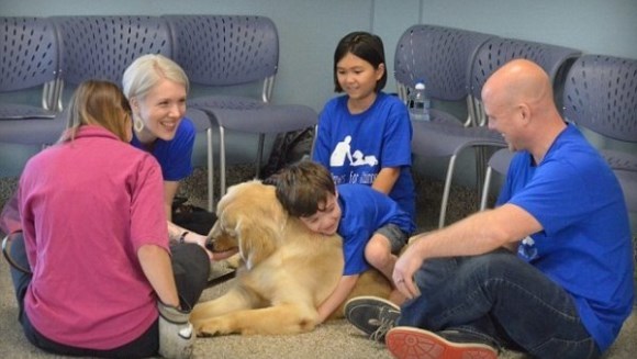 Un băieţel autist care nu poate fi atins de nimeni a aşteptat timp de 2 ani un câine. Imaginea întâlnirii emoţionante a făcut înconjurul lumii