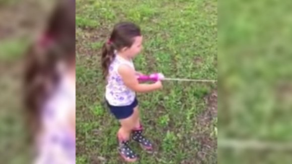 Cel mai tare pescar: fetița care își scoate din minți tăticul, când îi arată captura – VIDEO