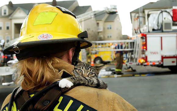 S-a agatat de pompierul care i-a salvat viata