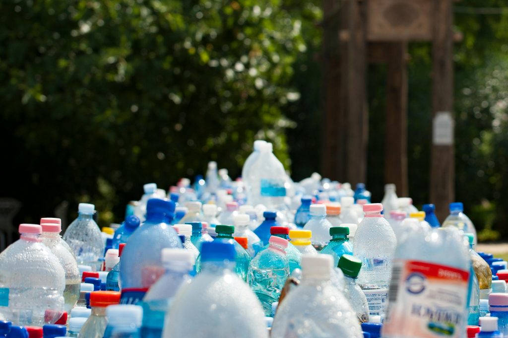 Este prea mult plastic în natură. sursa foto pexels.com