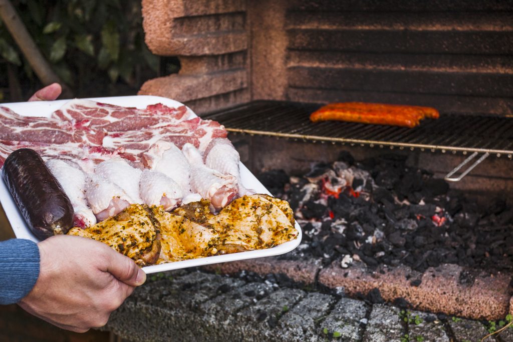 Ai grijă ca animalele să nu se atingă de carnea fierbinte. sursa foto freepik.com