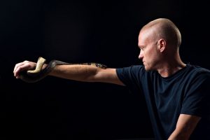 Bărbatul care s-a lăsat mușcat de șerpi de 200 de ori