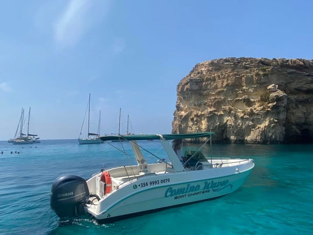 Prea multe bărci vin cu 700-800 de turiști pe zi. sursa foto Instagram
