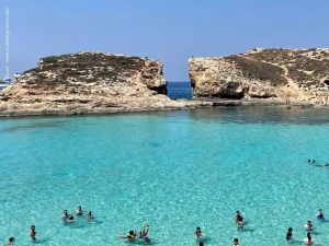 Insula Comino de lângă Malta, regatul șobolanilor! Instagram transformă paradisul mediteranean într-o zonă de „dezastru”