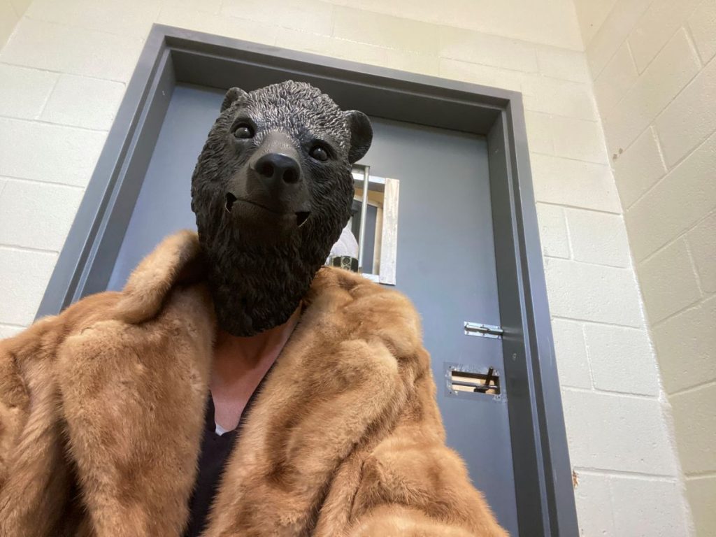 Îngrijitorii se costumează în urs pentru a îl hrăni. sursa foto San Diego Humane Society