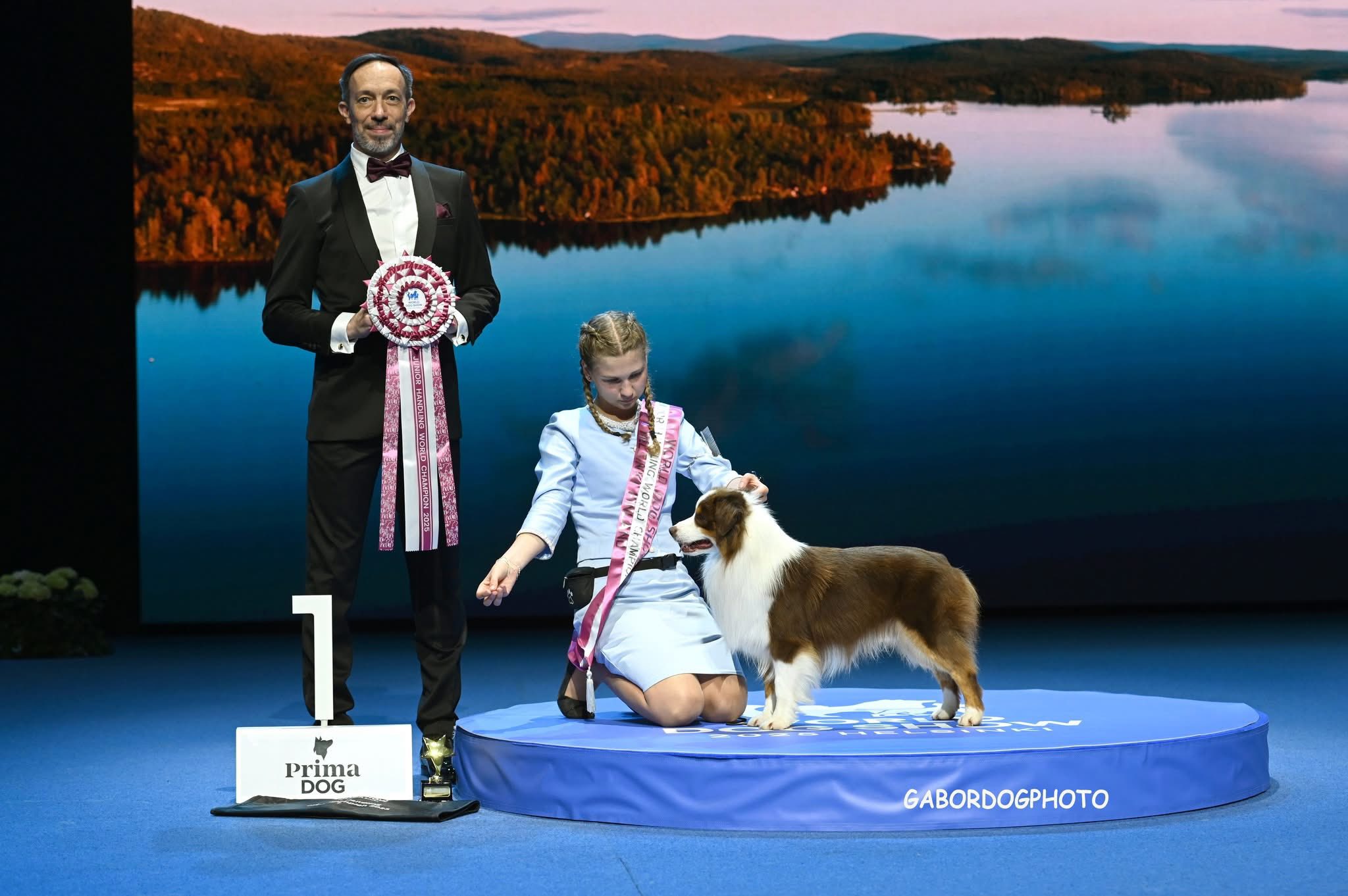 Alexandra a câștigat alături de Ciobănescul său german în miniatură. sursa foto Facebook