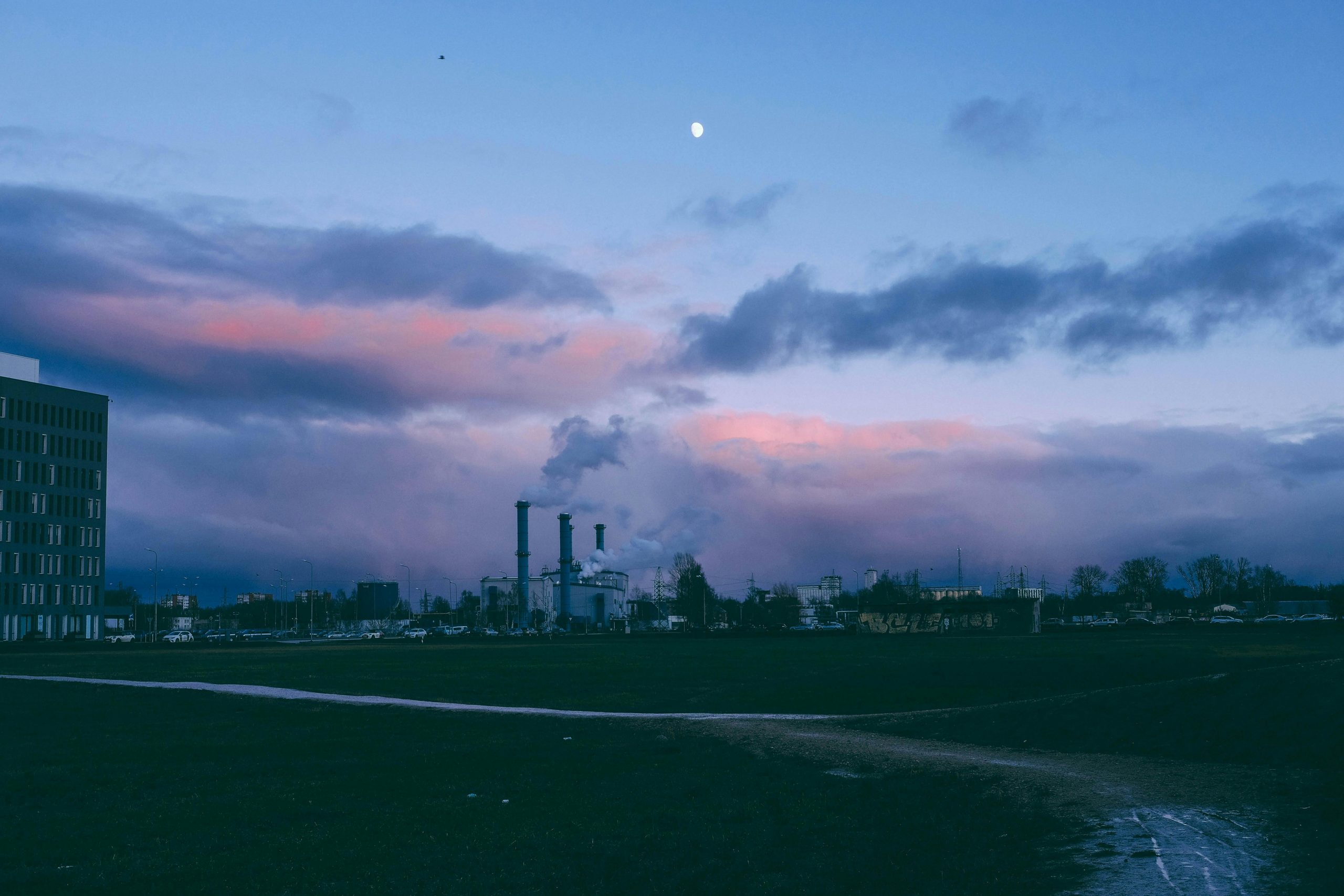 Protoxidul de azot (N₂O) este un gaz cu efect de seră extrem de puternic și un distrugător major al stratului de ozon stratosferic. Oxidul nitric (NO) este un precursor al ozonului la nivelul solului și al smogului. sursa foto pexels.com