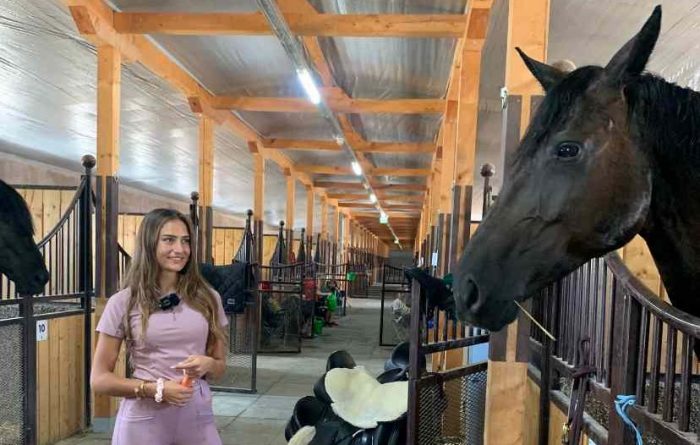 Sara Paraschiv, adolescenta care îmbină echitația de performanță cu iubirea pentru animale