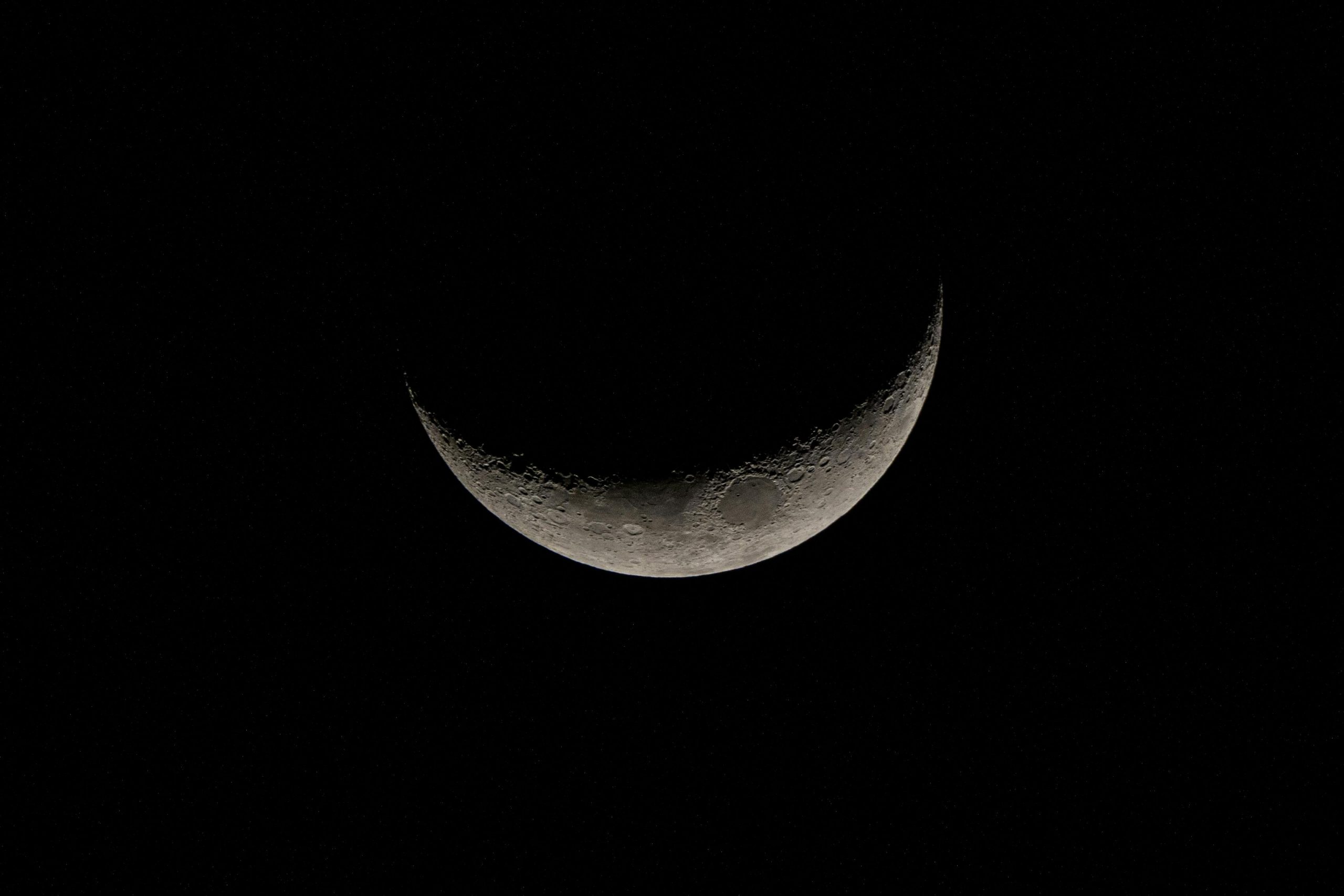 Fața îndepărtată are o crustă mai groasă, este mai muntoasă și mai plină de cratere și pare să fi fost mai puțin vulcanică. sursa foto pexels.com