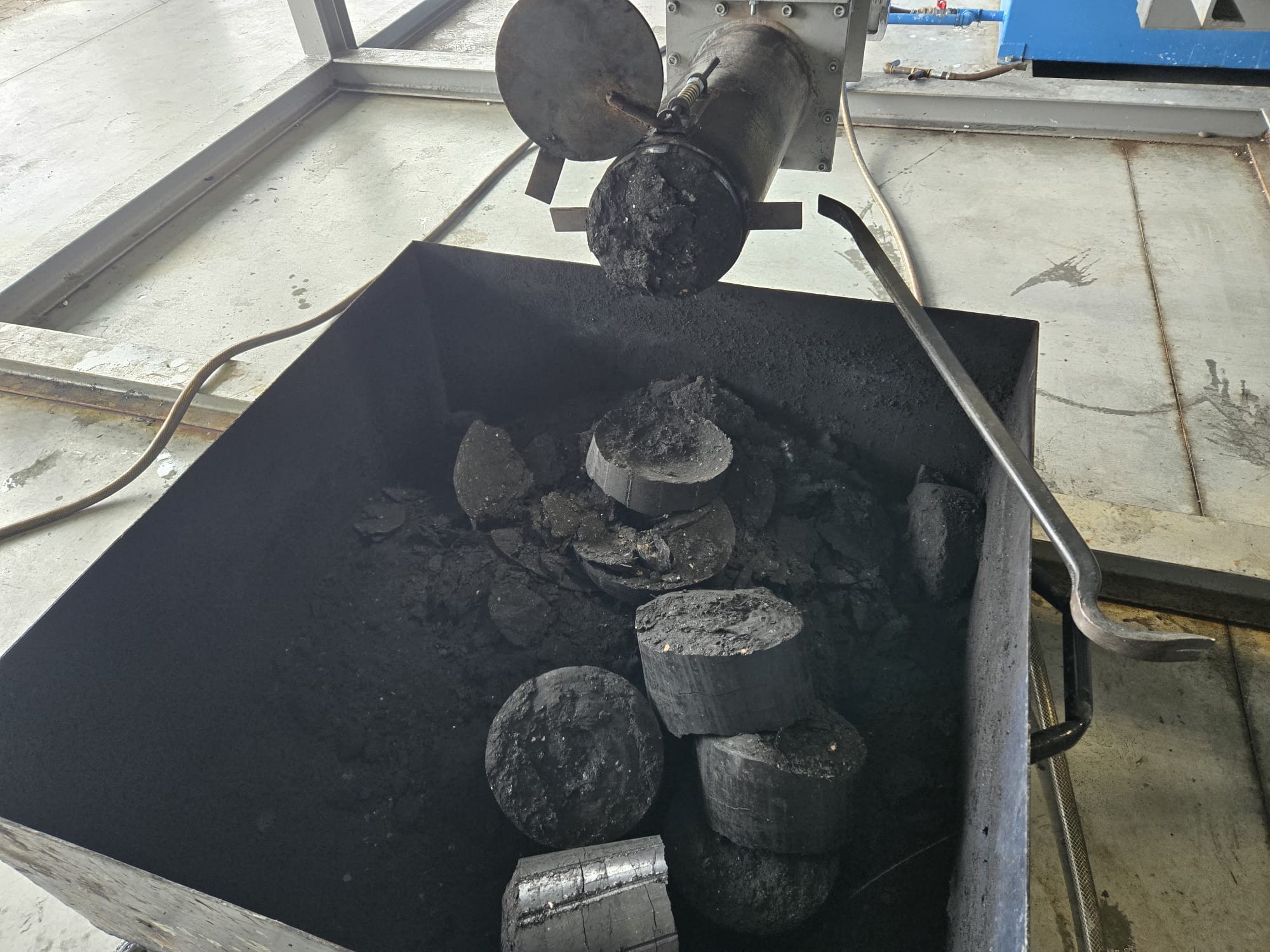 Prin procedeu se obține și cărbune activ. sursa foto Facebook