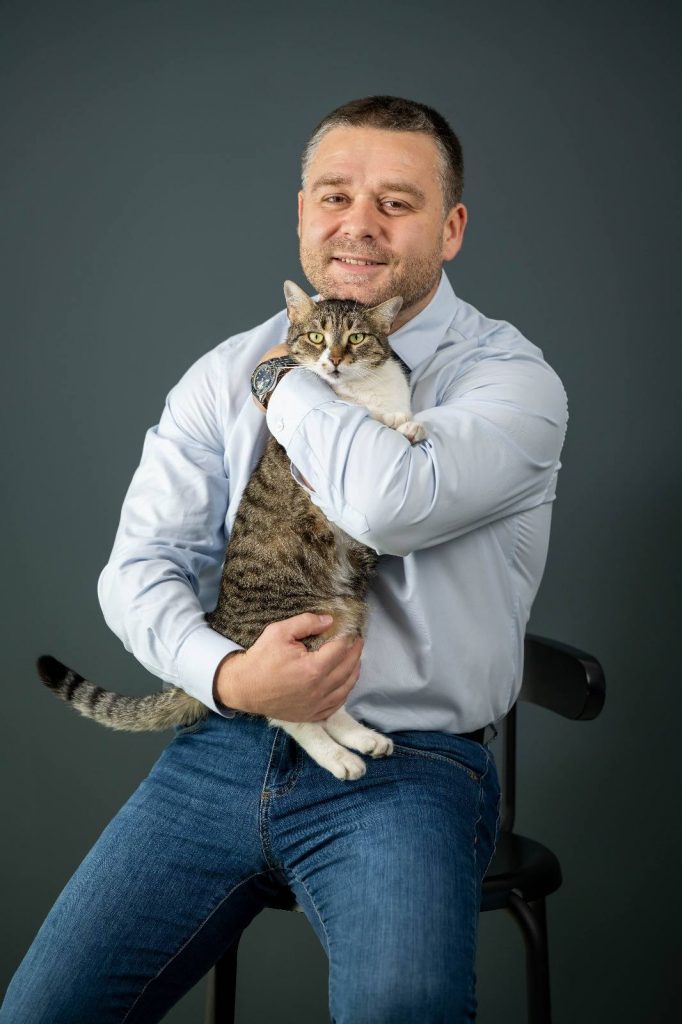 Pisica Jessy si Ciprian Ciucu. Sursa foto: Pagina de Facebook Ciprian Ciucu