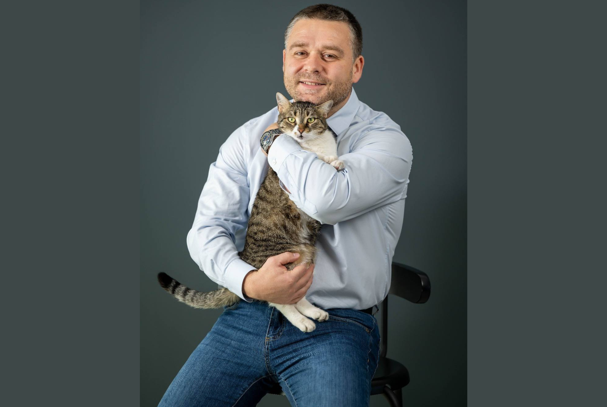 Ciprian Ciucu cu pisica Jessy - Sursa foto: Pagina de Facebook Ciprian Ciucu