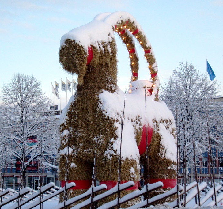 Yule Goat. Sursa foto: https://commons.wikimedia.org/wiki/File:Yule_goat_Gefle_Sweden_2009_crop.jpg