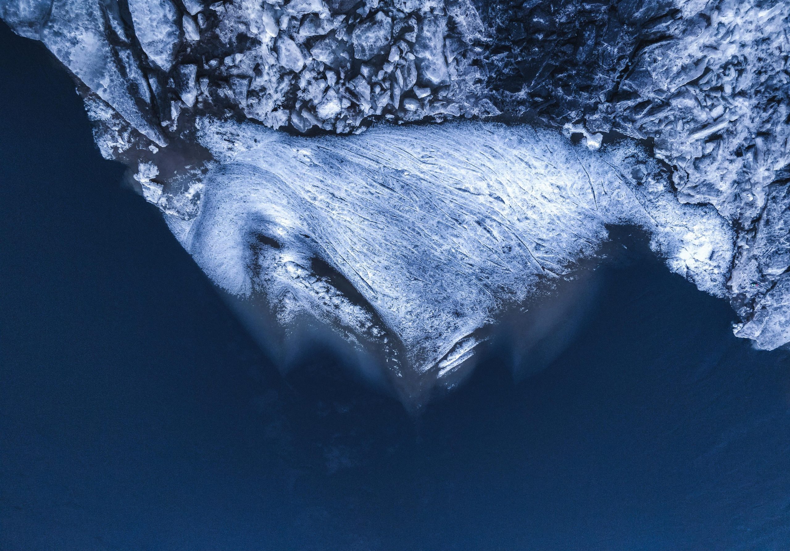 Gheața topită contribuie la creșterea nivelului mediu al mării, modifică circulația oceanică și influențează temperaturile. foto: pexels.com