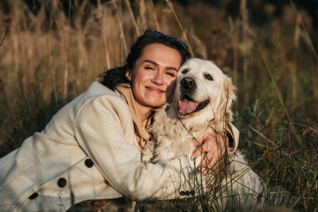 Cum isi alege cainele persoana preferata. Nu e vorba de dominanță, ci de conectare. Sursa: Freepik.com