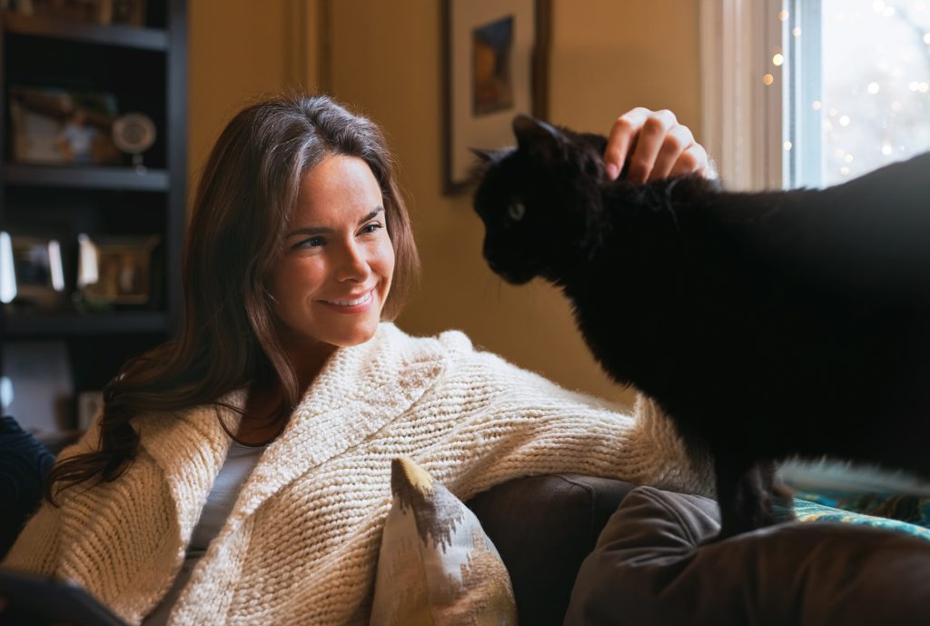 Pisica ta te cunoaște mai bine decât crezi. Slăbiciunile tale, punctele lor forte. Sursa foto: Freepik.com