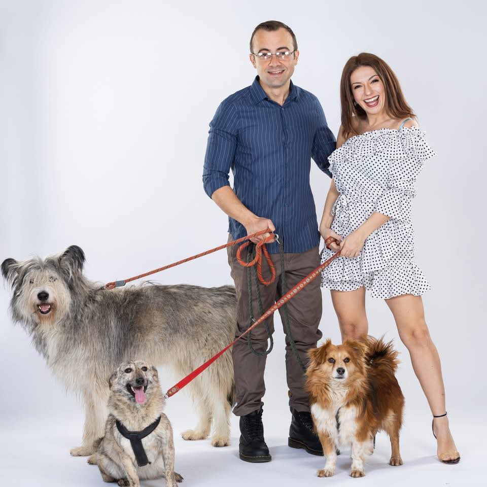 Efectul Pufi - comedia cu căței salvați, o poveste despre dragoste, prietenie și curajul de a adopta. Sursa foto: Facebook Efectul Pufi