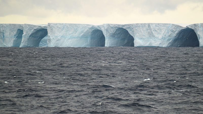 Mega-aisbergul A23a se transformă într-o „masă albastră”. Cel mai vechi bloc de gheață din lume dispare după aproape 40 de ani