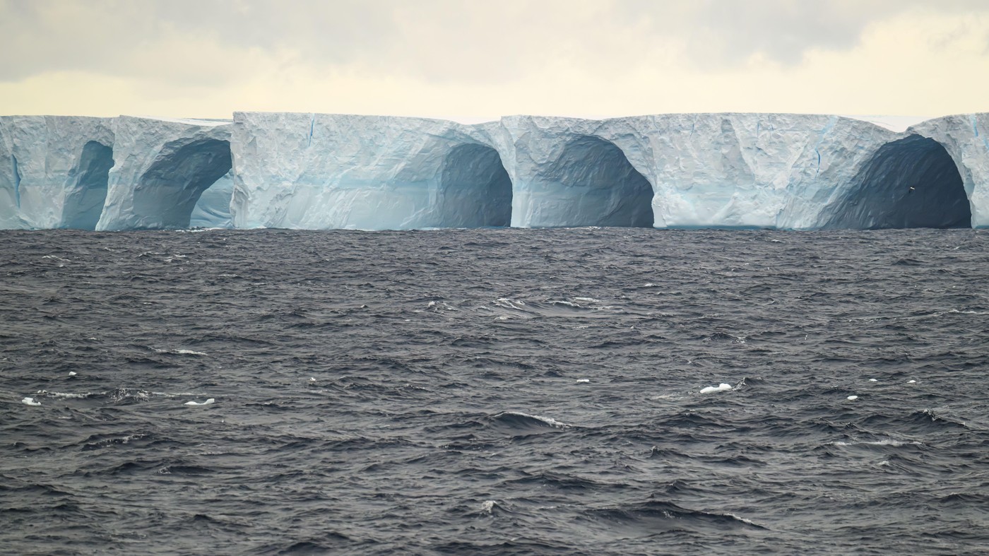 Mega-aisbergul A23a se transformă într-o „masă albastră”. foto: Profimedia