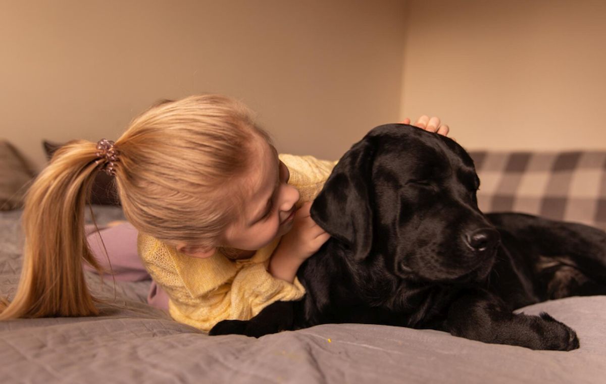 Cum identifici primele semne de anxietate la câine în preajma copiilor. Sfaturile specialiștilor!