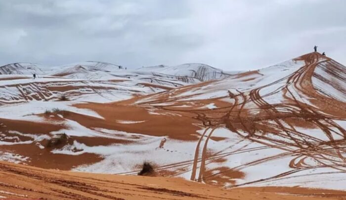 Zăpadă… în Sahara! Dunele de nisip au fost acoperite de un strat subțire de zăpadă