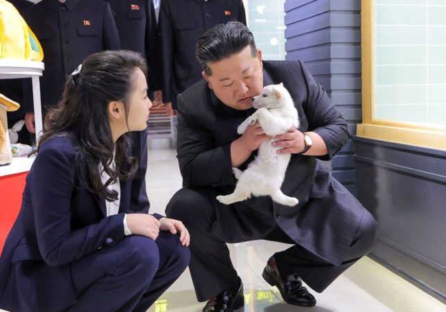 De la politică la tandrețe: Kim Jong Un apare într-o ipostază inedită, înconjurat de căței și pisici