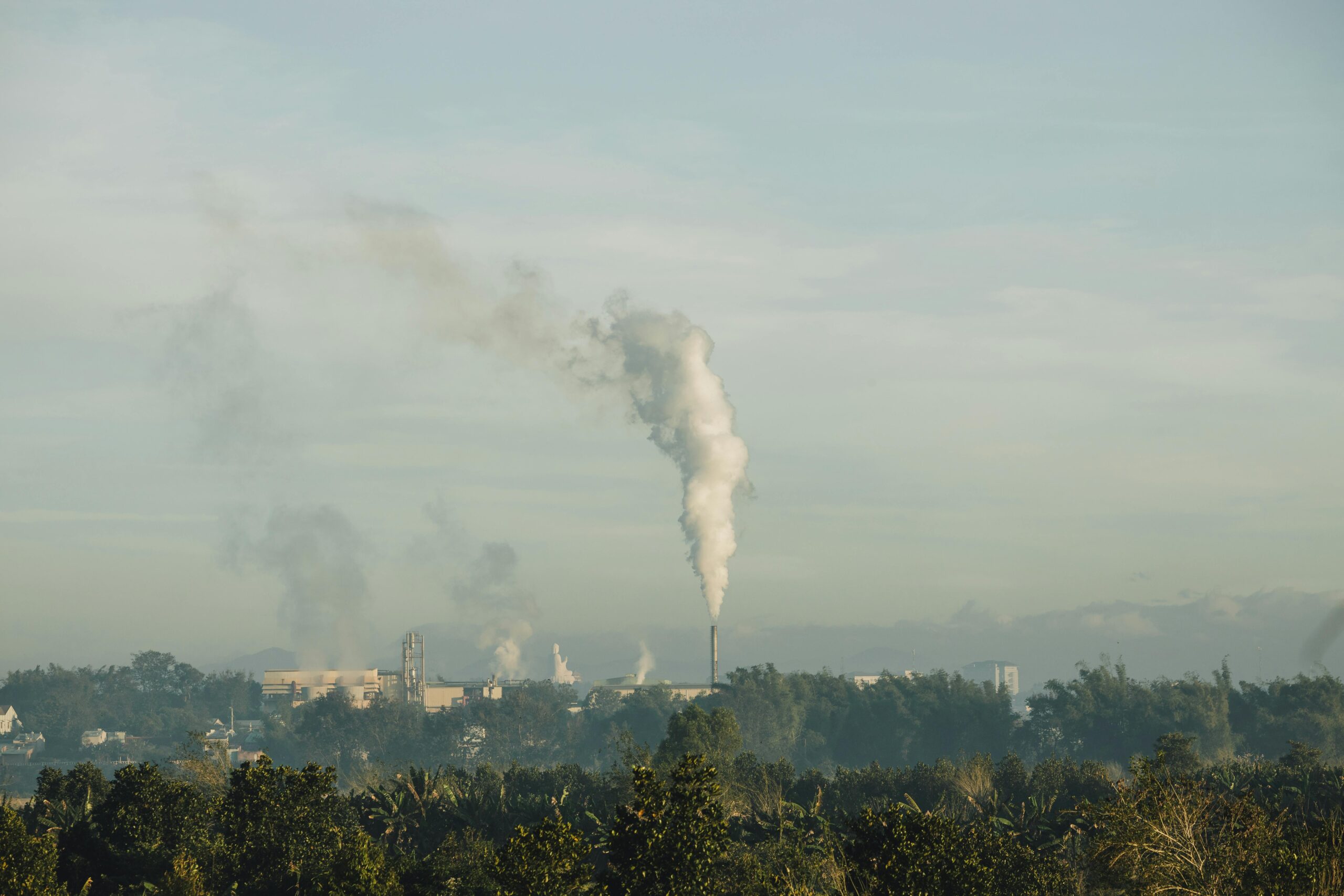 O parte importantă din poluarea actuală provine din materialul antiderapant rămas pe carosabil după sezonul rece. foto: pexels.com