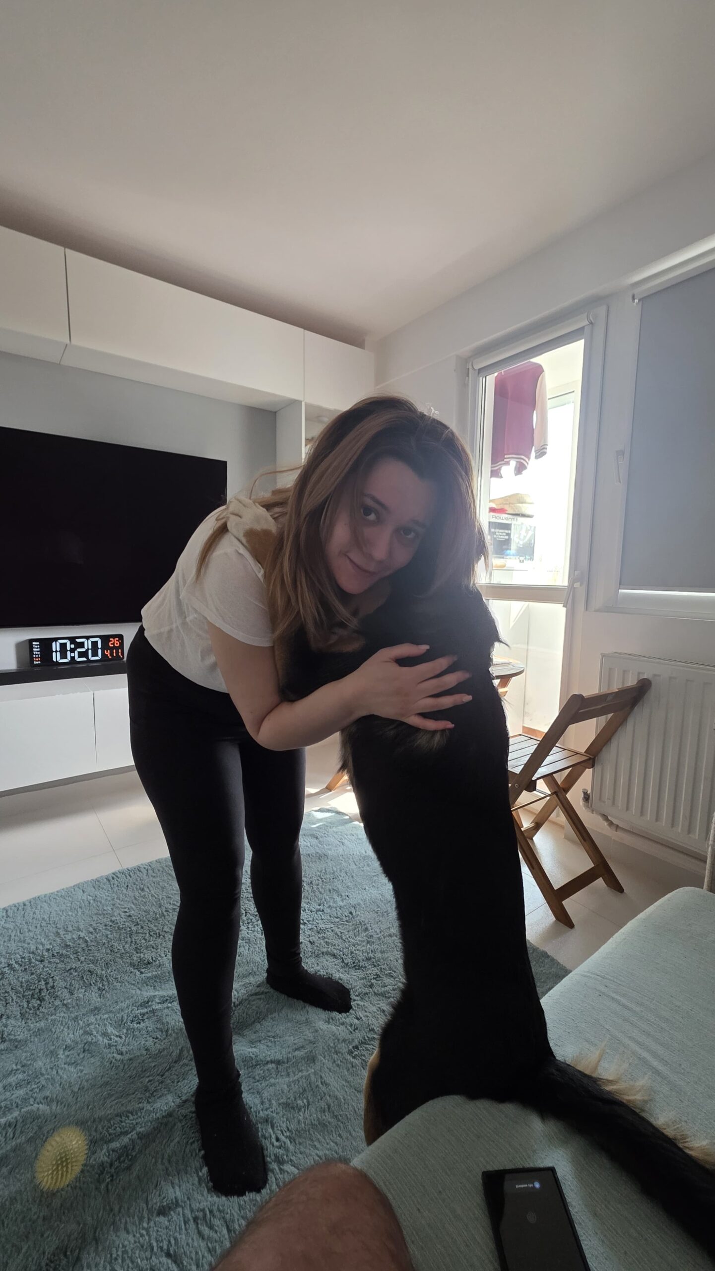 Roxana se atașează de toți blănoșii care îi trec pragul.Sursa foto: arhivă personală