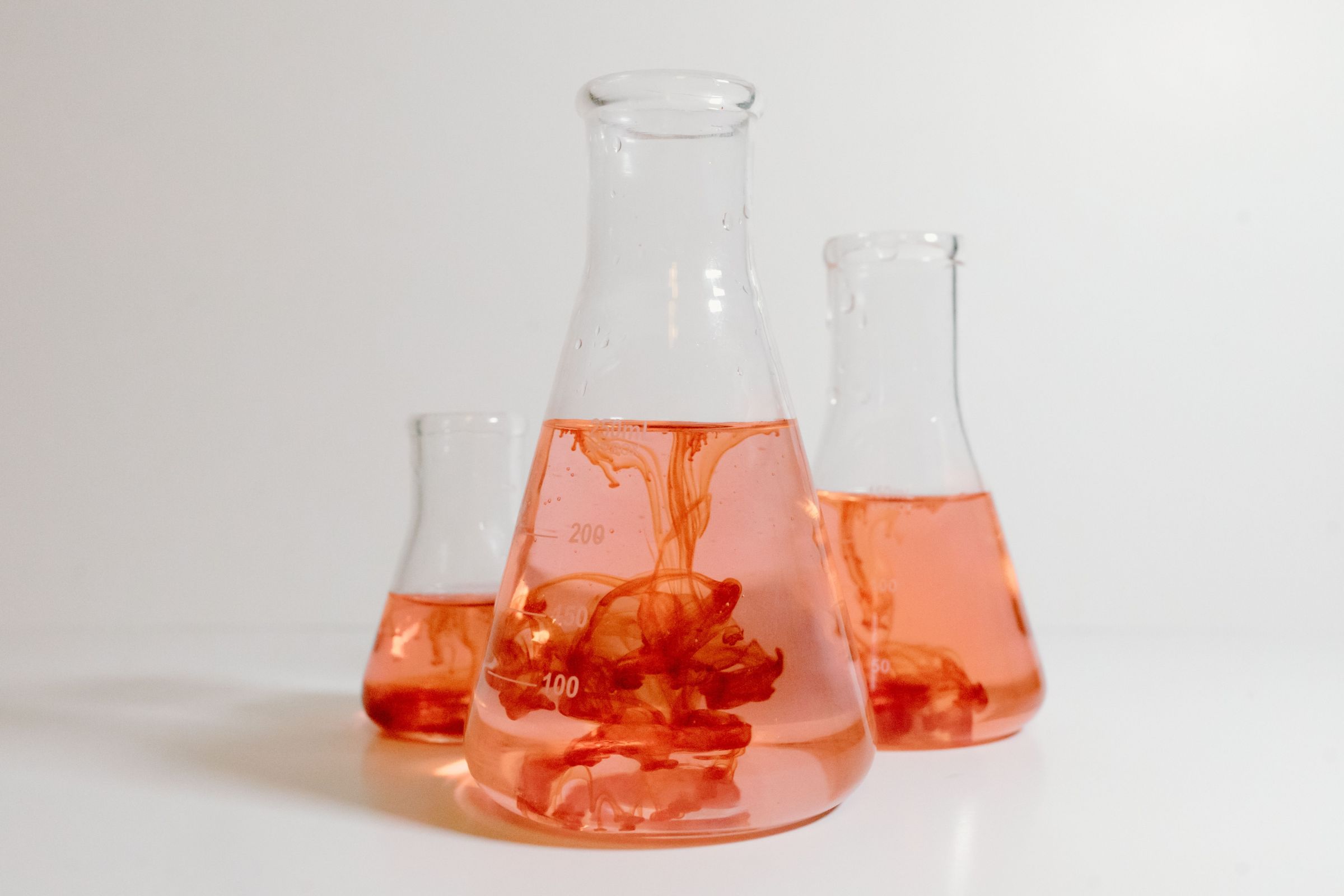 TFA face parte din familia substanțelor per- și polifluoroalchilice (PFAS), cunoscute popular drept „substanțe chimice eterne”. Foto: pexels.com