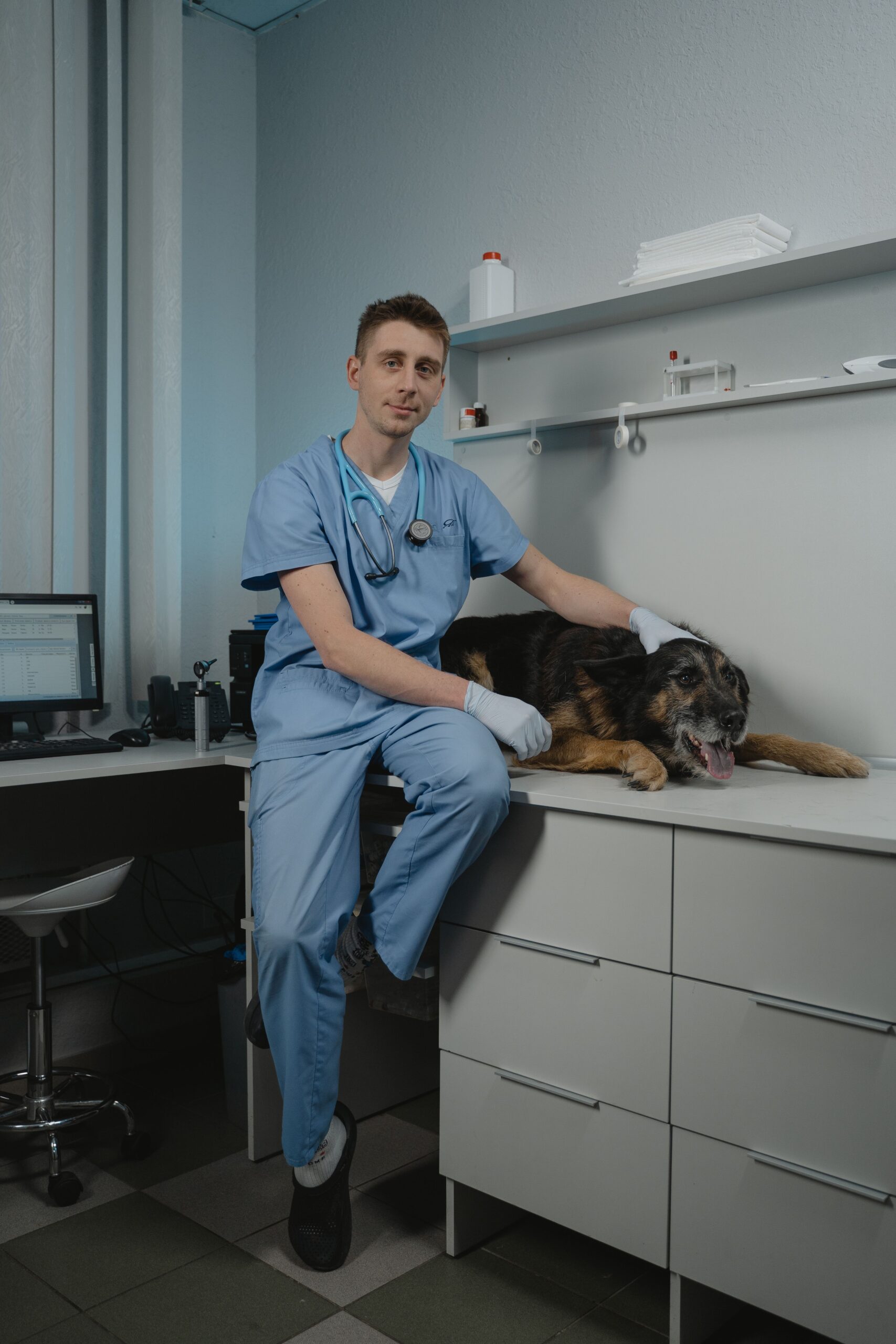 Benzenul este un compus organic volatil (VOC), care se evaporă ușor și poate ajunge în aerul din interiorul locuințelor. Foto: pexels.com