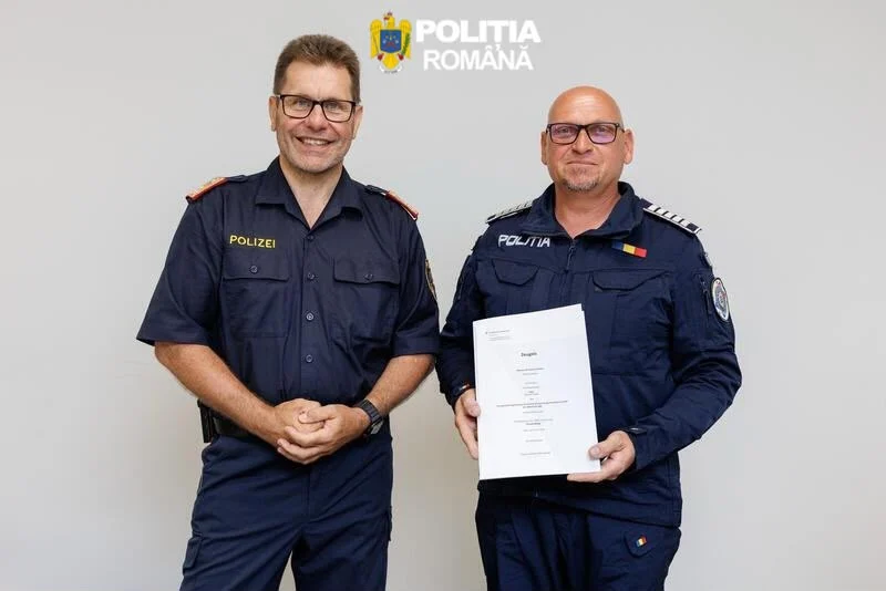 Cei doi au devenit cunoscuți la nivel național după ce au obținut certificarea în biodetecție. Foto: Poliția Română