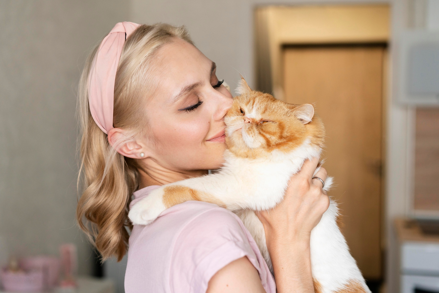 Cum să faci o pisică să te placă. 7 gesturi simple, confirmate de studii