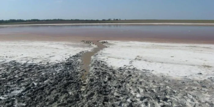 Lacul sărat de la Movila Miresii, aproape secat după o nouă vară secetoasă. Fenomenul revine tot mai des
