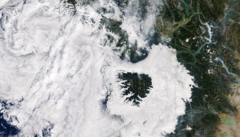 Munții au rămas deasupra unei mări de nori în nord-vestul Pacificului. Imagini spectaculoase surprinse de NASA!