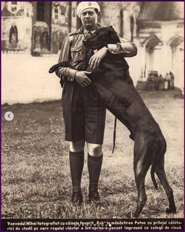 O fotografie de arhivă îl prezintă pe Regele Mihai alături de câinele său favorit. Foto: https://www.instagram.com/costumesque/ 