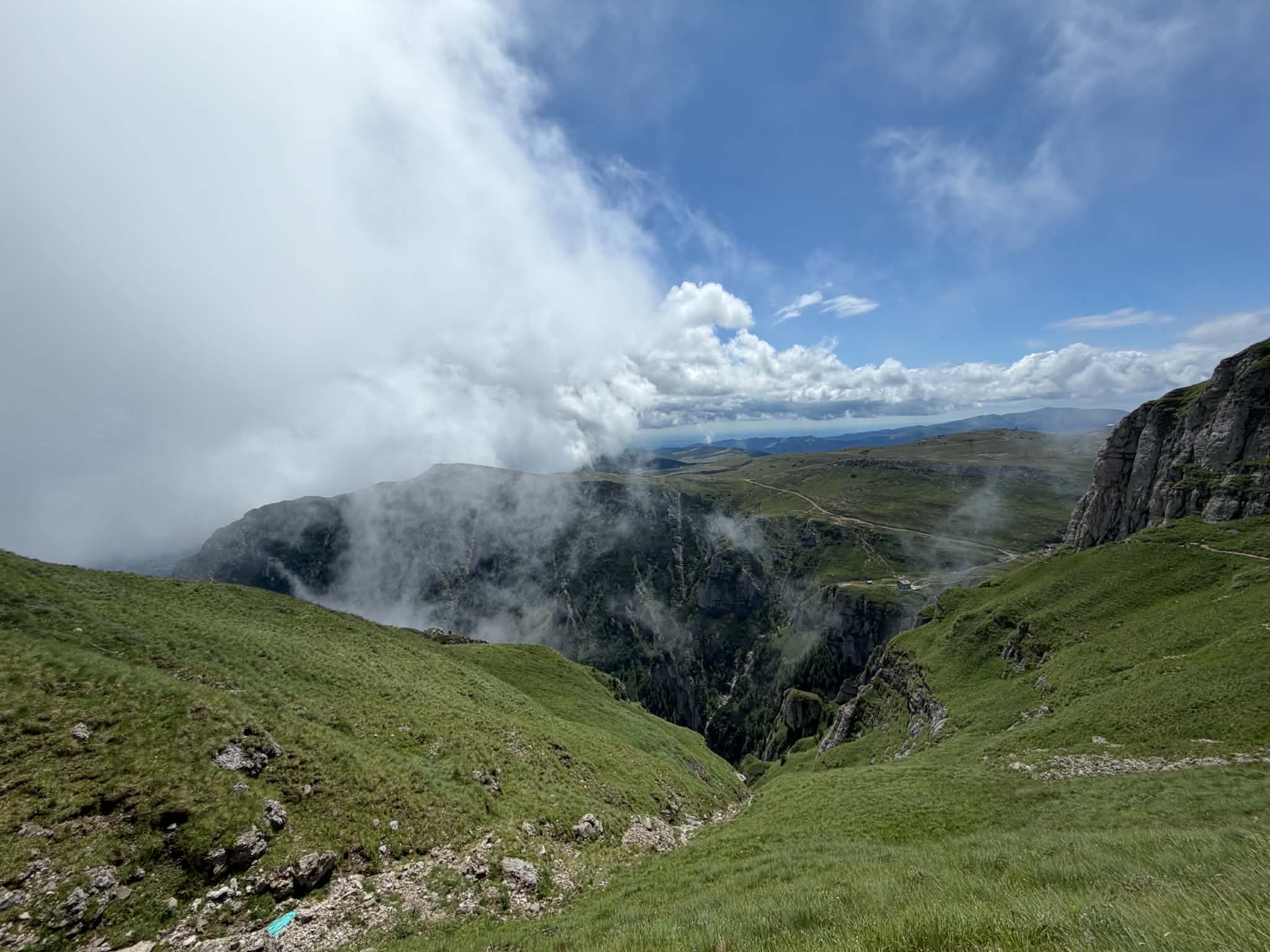 Pârtiile de schi, traseele de mountain bike și cele de alpinism se numără printre zonele în care au loc accidente montane. (Foto: Brâna Mare a Caraimanului). Sursa foto: arhivă personală/ zooland.ro