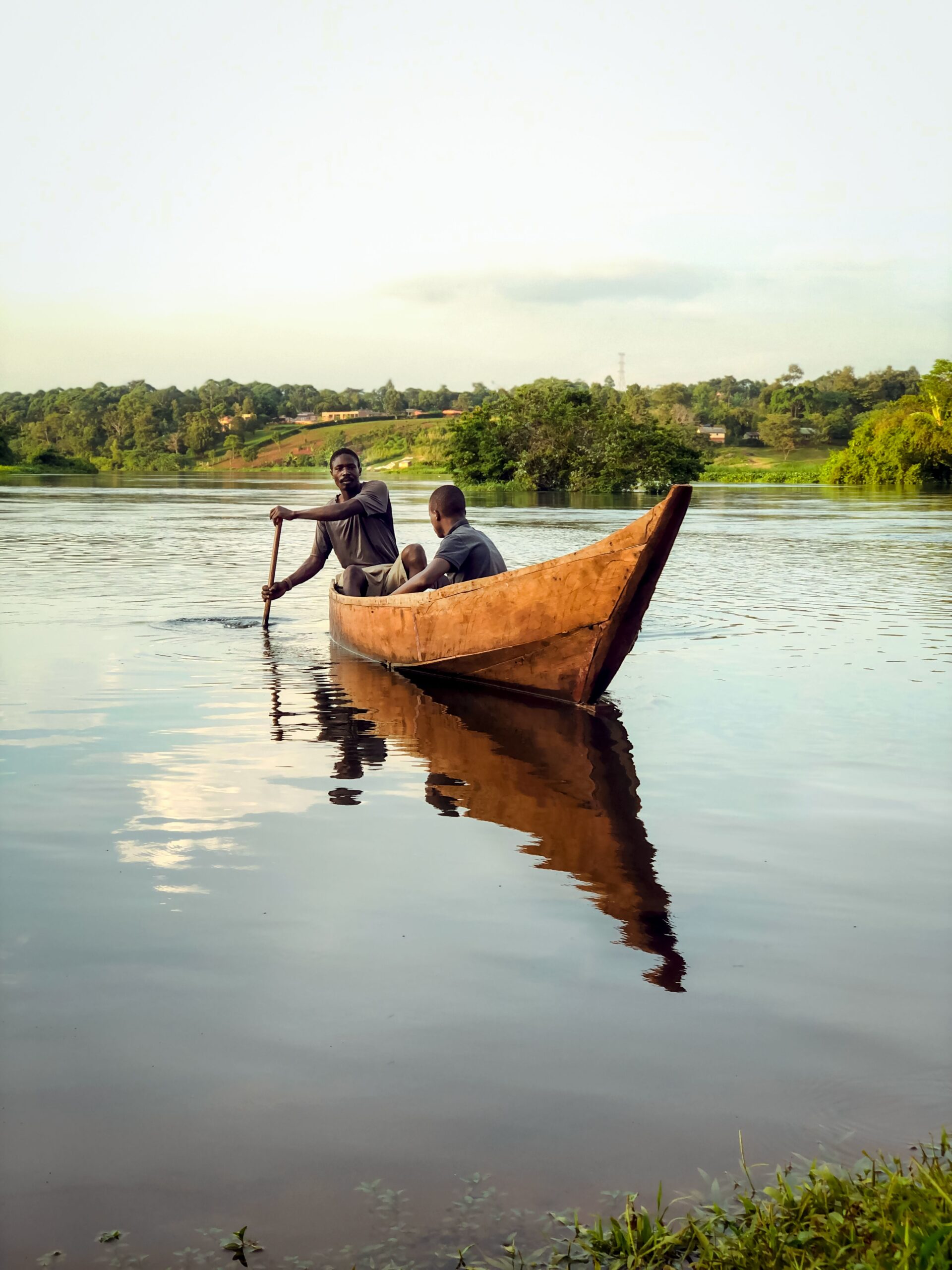 O plimbare cu barca pe lacul Victoria până la locul asociat cu originea Nilului oferă o priveliște spectaculoasă. Foto: pexels.com