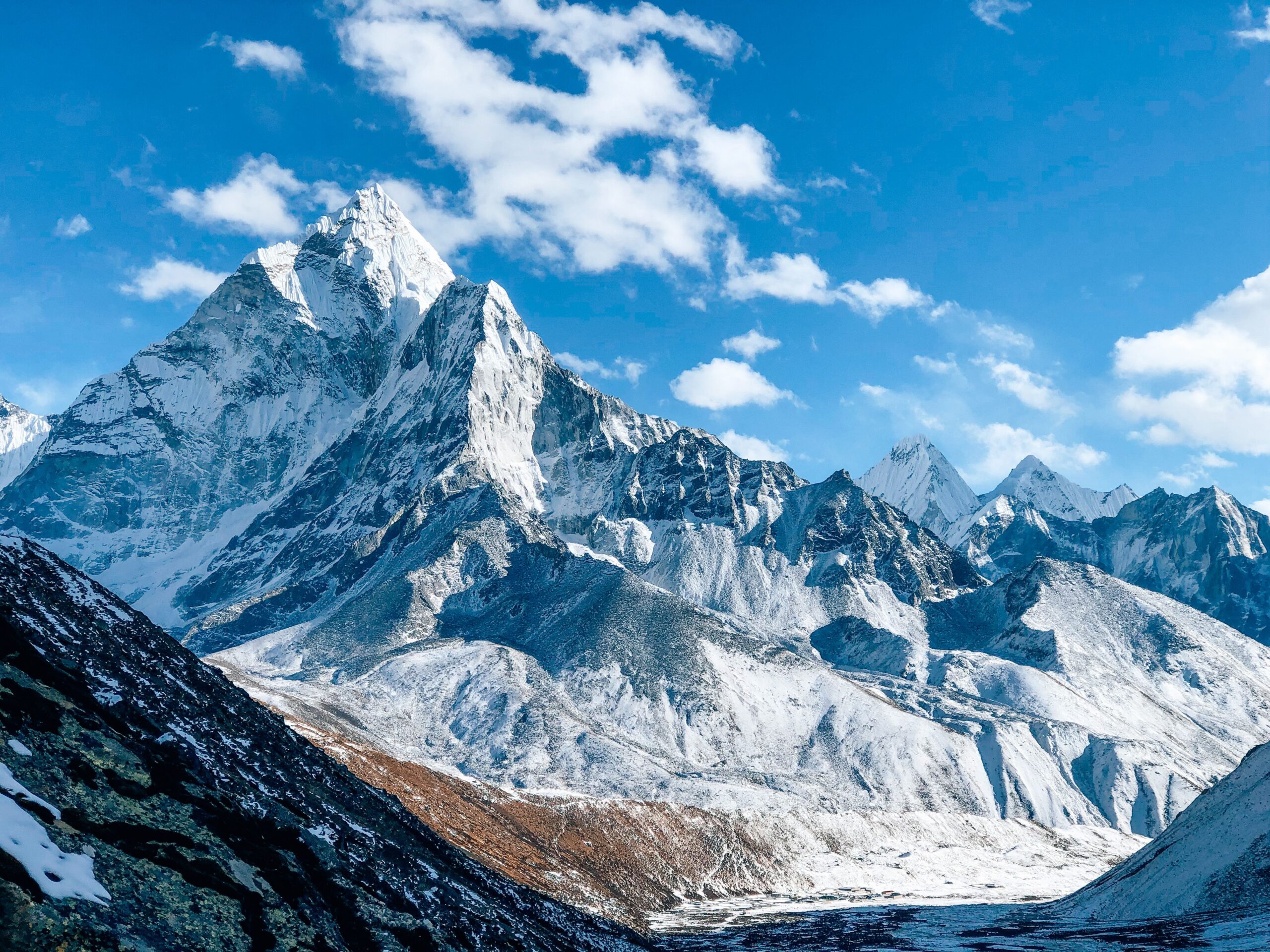 Un studiu realizat pe versantul nordic al Everestului a arătat că muntele primește constant microplastice și nanoplastice transportate prin atmosferă. Foto: pexels.com